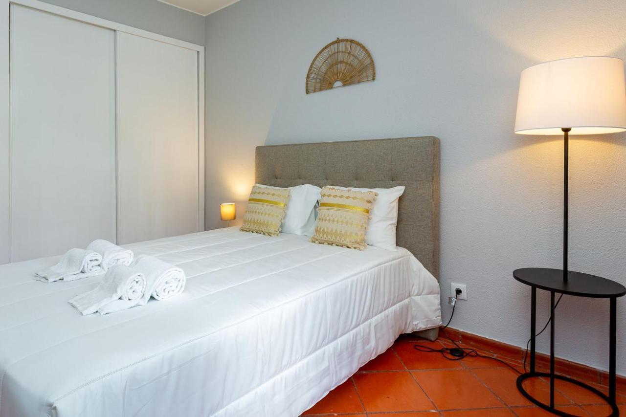 Gorgeous 2Bdr Apartment W/Patio & Pool By Lovelystay ヴィラモウラ エクステリア 写真