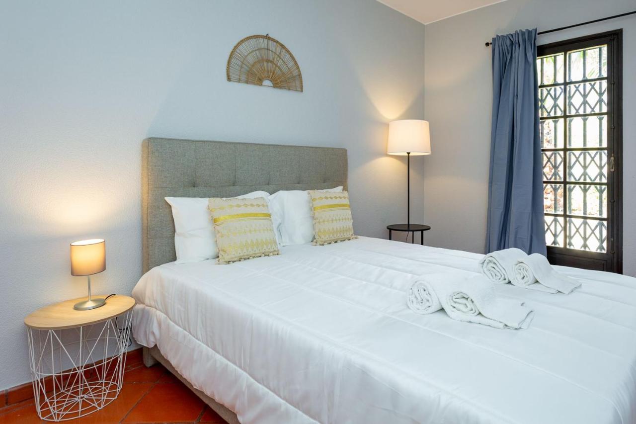 Gorgeous 2Bdr Apartment W/Patio & Pool By Lovelystay ヴィラモウラ エクステリア 写真